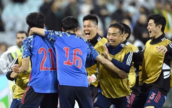 日日狠狠久久偷偷四色综合免费